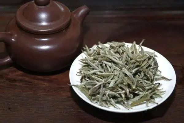 白茶是属于什么茶类，微发酵的茶类（由芽头制成）